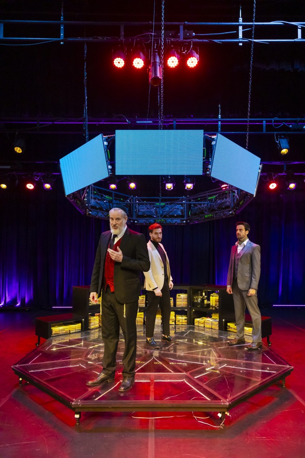 Shylock, Antônio e Bassânio em "O mercador de Veneza" — Foto: Leo Martins