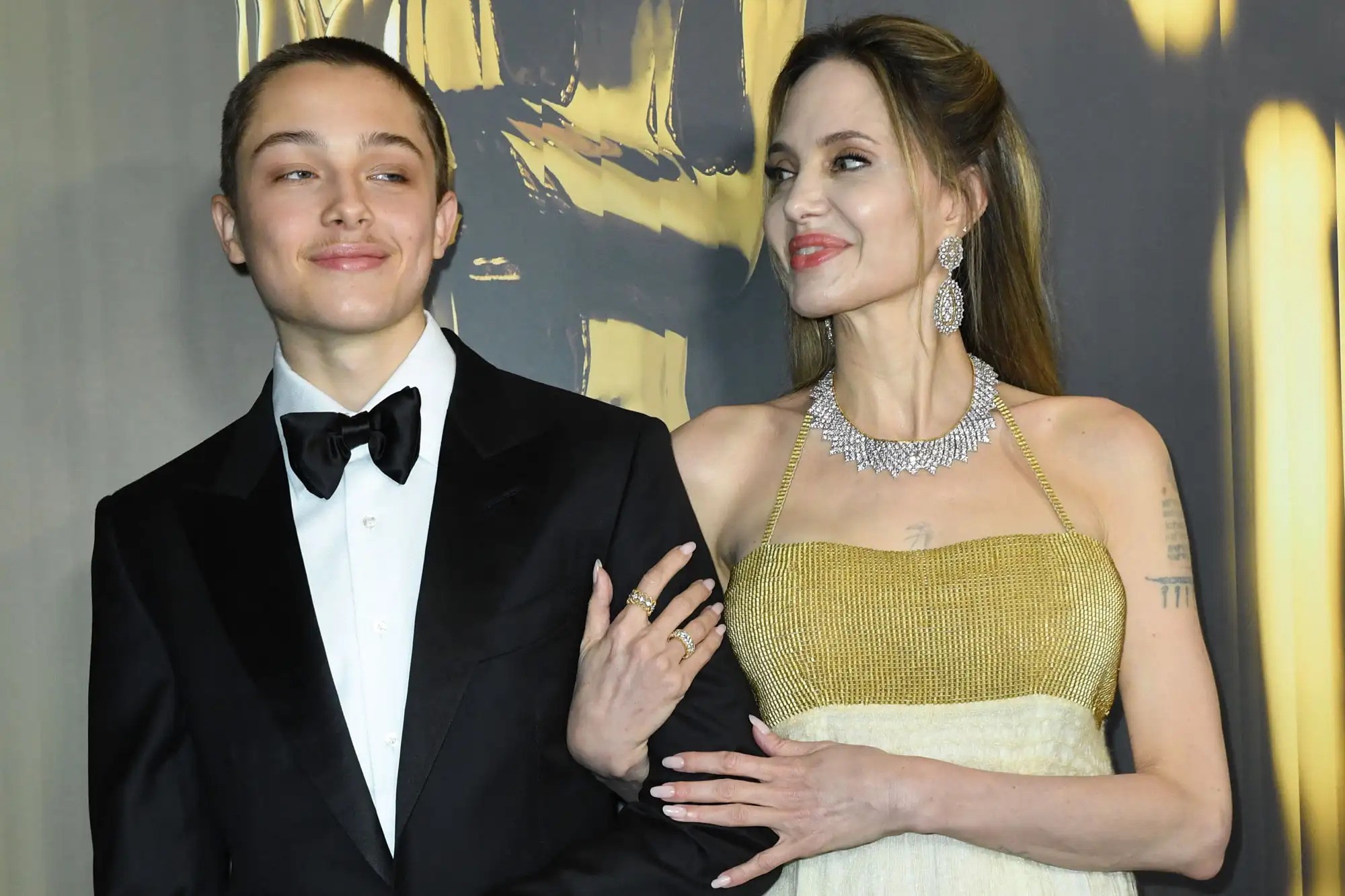 Caçula de Angelina Jolie e Brad Pitt se destaca como lutador