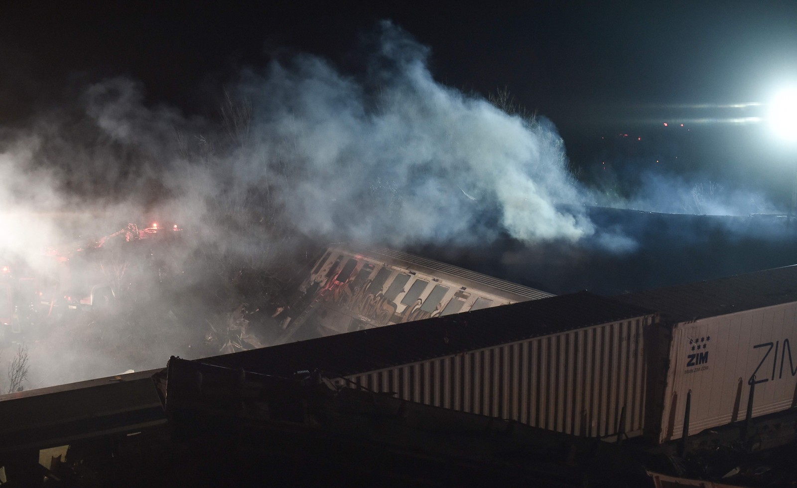 Fumaça escapa de vagões esmagados após um acidente de trem no vale de Tempi, perto de Lárissa, Grécia, em 1º de março de 2023 — Foto: Rodrigo Arangua / AFP