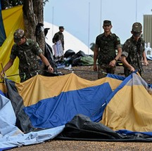 Soldados desmontam acampamento de apoiadores de Bolsonaro em frente ao quartel-general do Exército em Brasília na manhã desta segunda-feira (9). — Foto: Mauro Pimentel / AFP