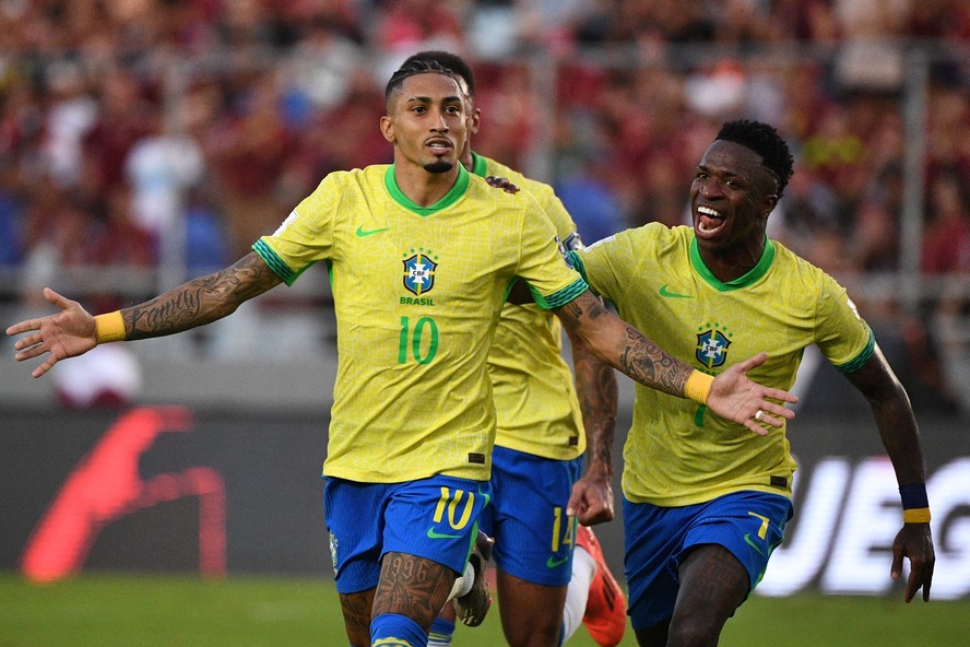 Raphinha tem atuado mais centralizado para ajudar na construção de jogadas da seleção brasileira