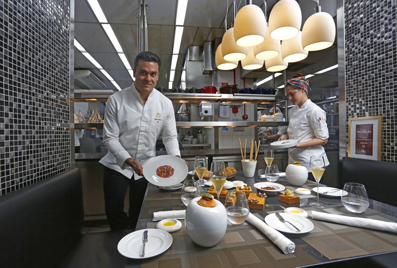 Mesa do chef Nello Cassesse, dentro da cozinha do estrelado Cipriani, no Copacabana Palace — Foto: Fabio Rossi / Agência O Globo
