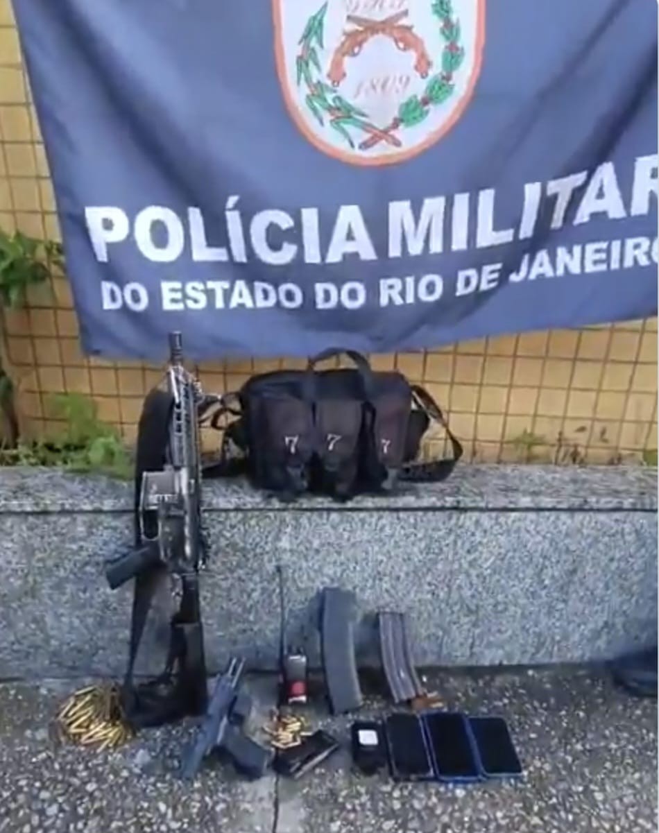 Fuga termina com atropelamento e fuzil apreendido na Zona Oeste do Rio