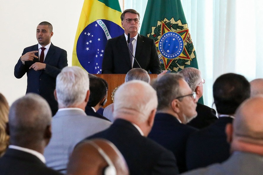Bolsonaro fala com embaixadores