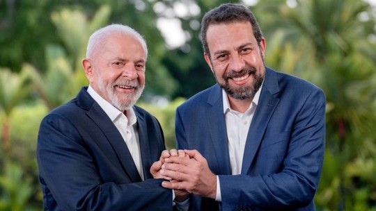 Lula avisa a aliados que nomeará Boulos em ministério na volta ao Brasil  