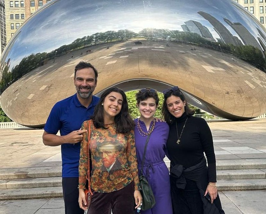 Tadeu Schmidt ao lado da família em ponto turístico de Chicago, nos EUA