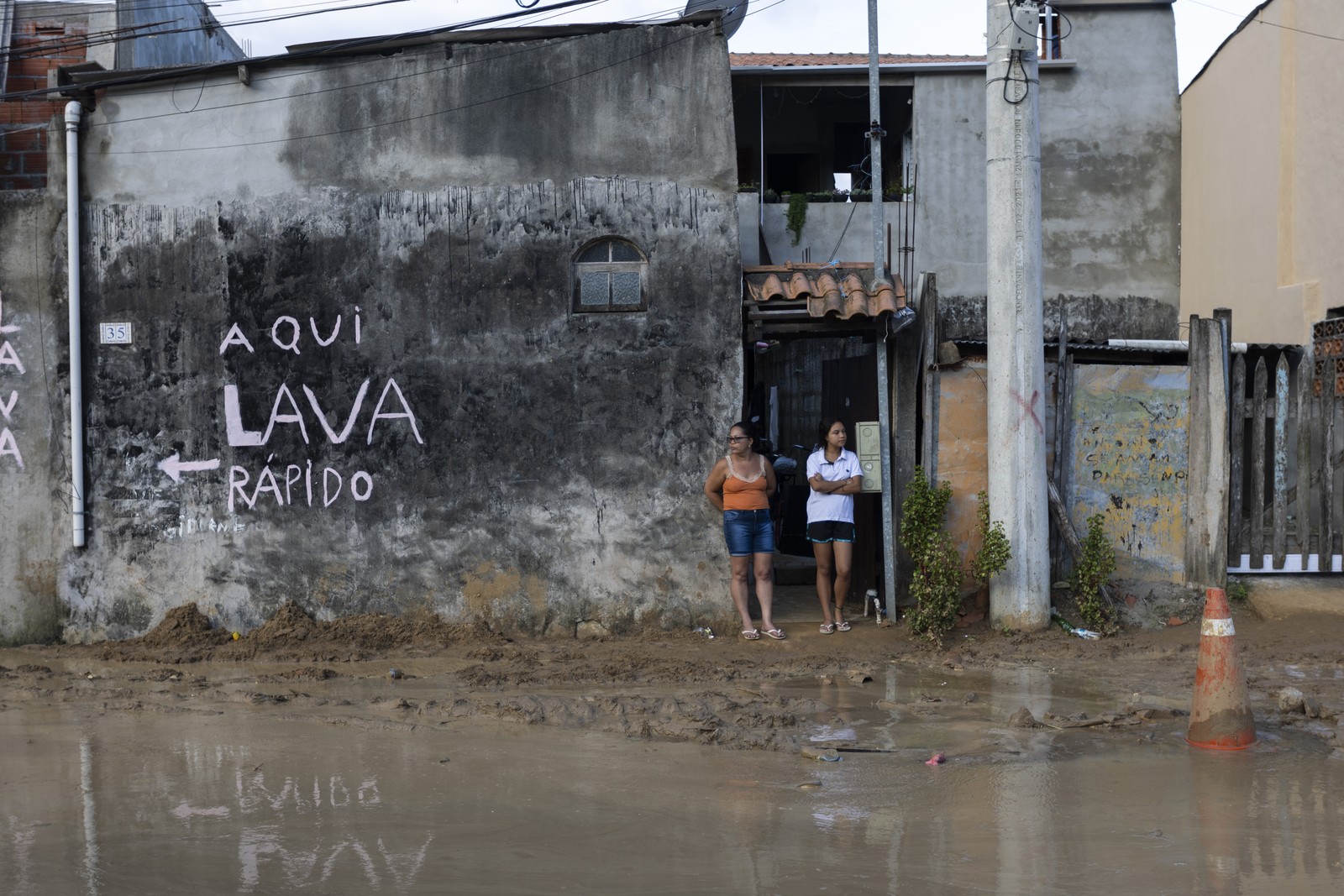 Chuva deixou rastro de destruição no Bairro Itatinga, em São Sebastião (SP) — Foto: Maria Isabel Oliveira/ Agência O Globo