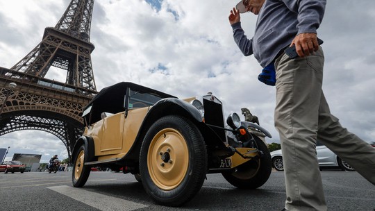 Paris sedia desfile de veículos antigos; veja fotos