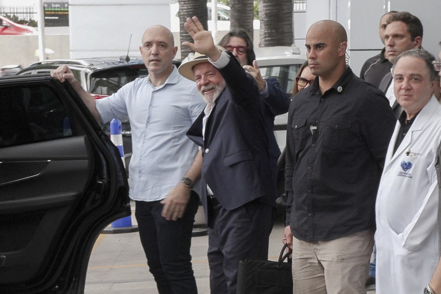 Após alta, Lula deve despachar de casa, em São Paulo, e retorno a Brasília  dependerá de exame