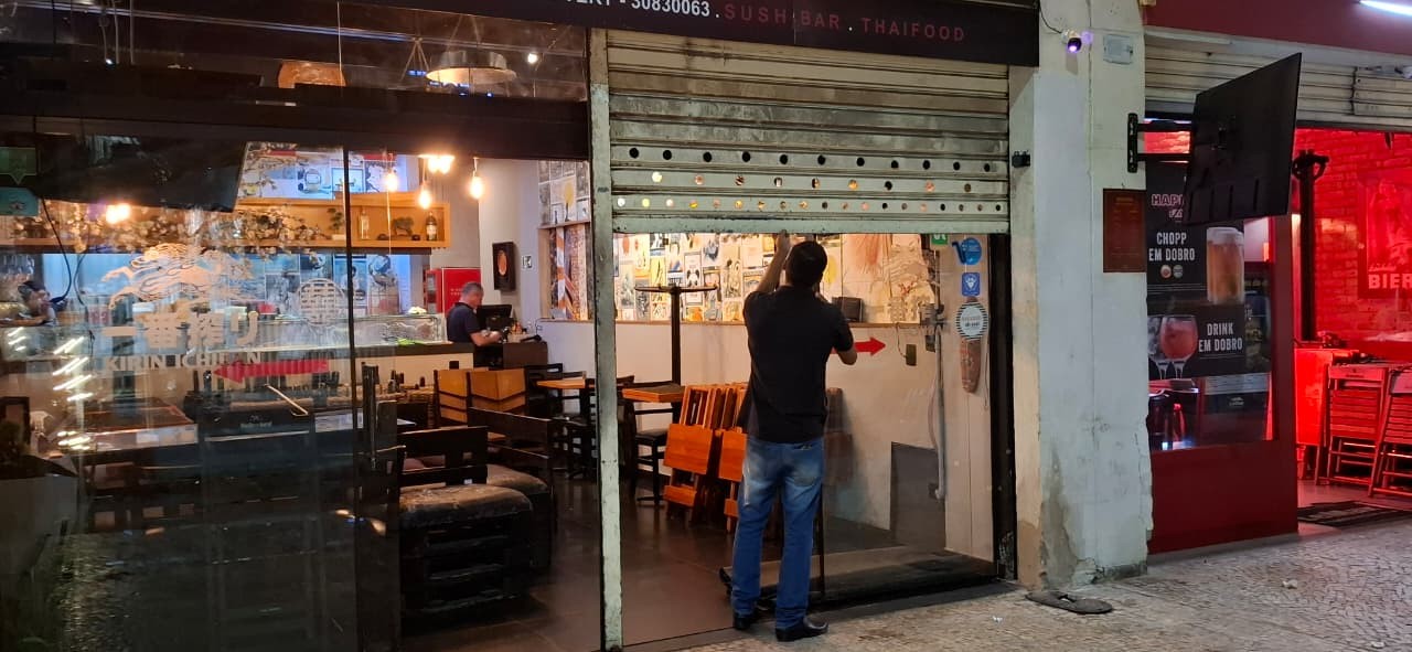 Estabelecimentos fechando a porta por falta de movimento, na Praça Pastor Martin Luther King — Foto: Walter Farias