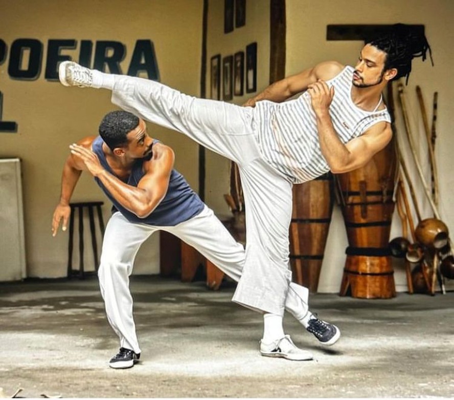 Raphael Logam e Sérgio Malheiros serão capoeiristas viajantes em nova série  da Star+. Confira