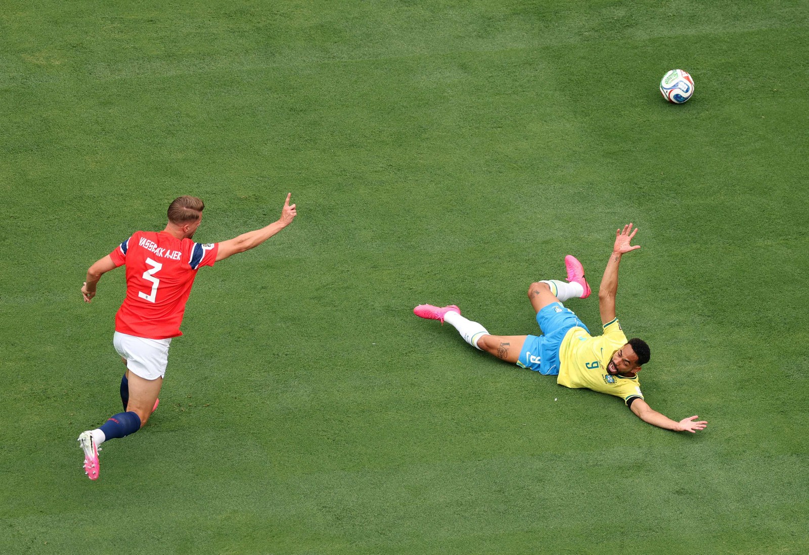 Matheus Cunha pede novo pênalti a favor do Brasil — Foto: Dan Mullan/Getty Images/AFP