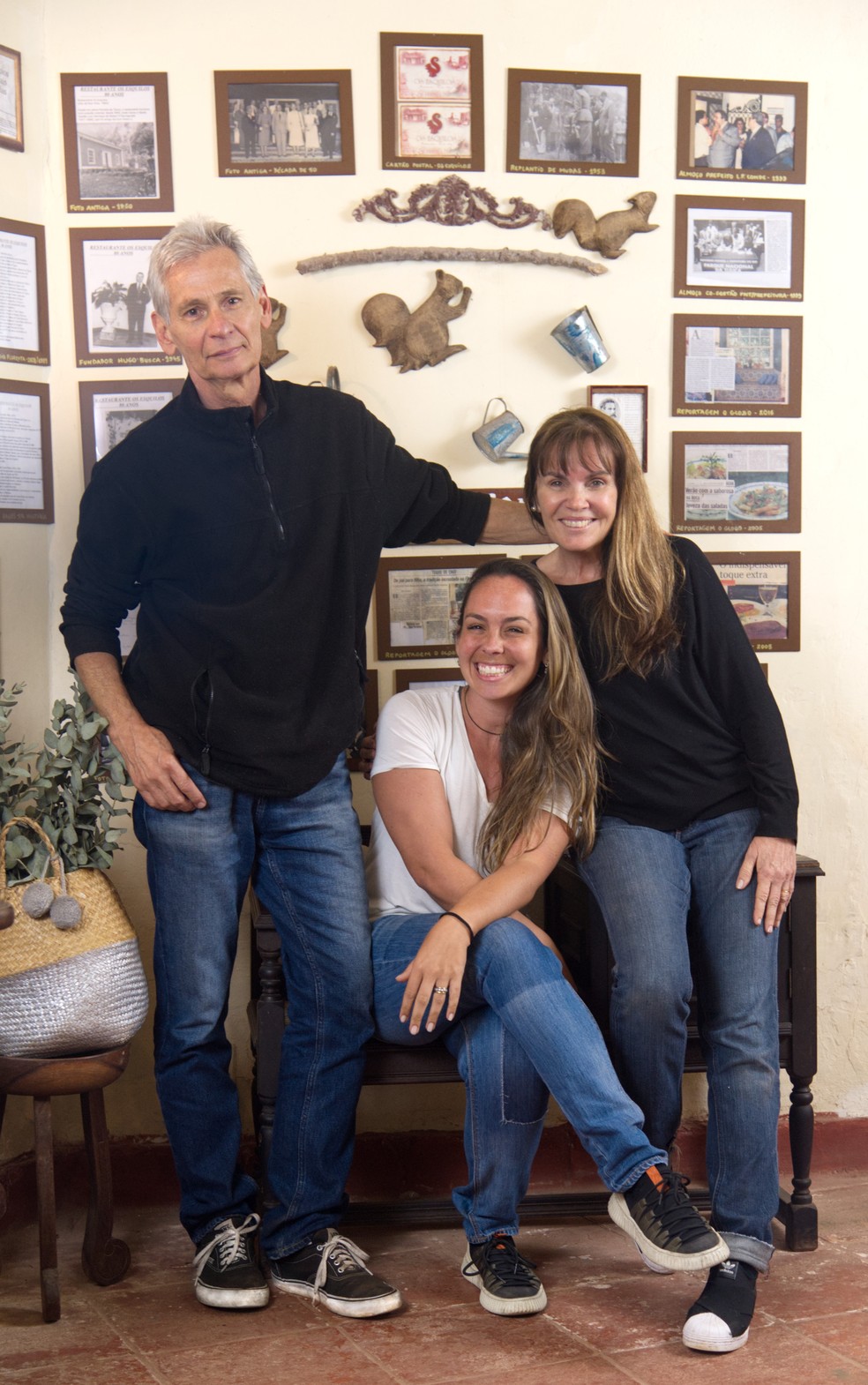 Anna Paola (right), daughter of the restaurant's founder, with her daughter Valentinna Busca Xavier and her husband Luiz Eduardo Xavier: they form the trio that runs Os Esquilos today — Photo: Divulgação/João Mário Nunes