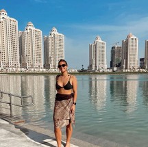 Florencia Velasco posa em Doha — Foto: Reprodução