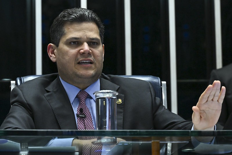 Após decisão de Dino, Alcolumbre diz ser preciso ter ‘equilíbrio para deixar de criminalizar as emendas’