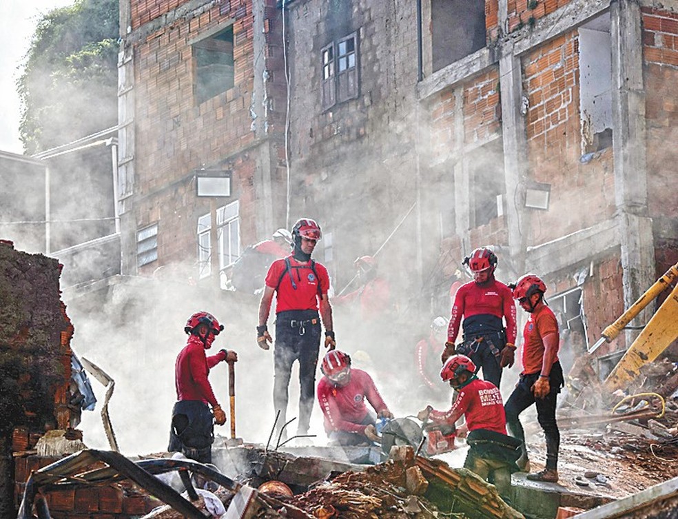 Bombeiros em Juiz de Fora: são nove desaparecidos nas duas cidades — Foto: Domingos Peixoto
