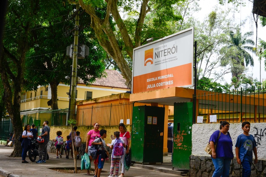 Entrada da Escola Municipal Julia Cortines, em Icaraí: falta de vagas na rede de Niterói volta a se repetir