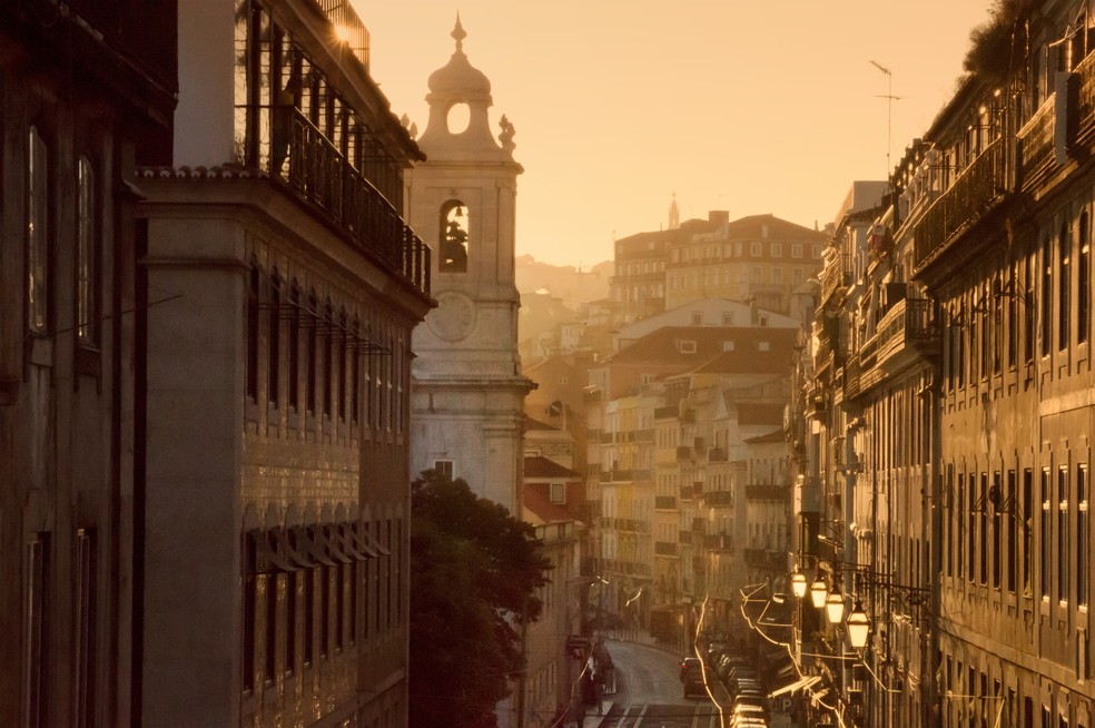 Luz do sol reflete no edifícios de Lisboa. População vive uma crise habitacional sem precedentes — Foto: Unsplash