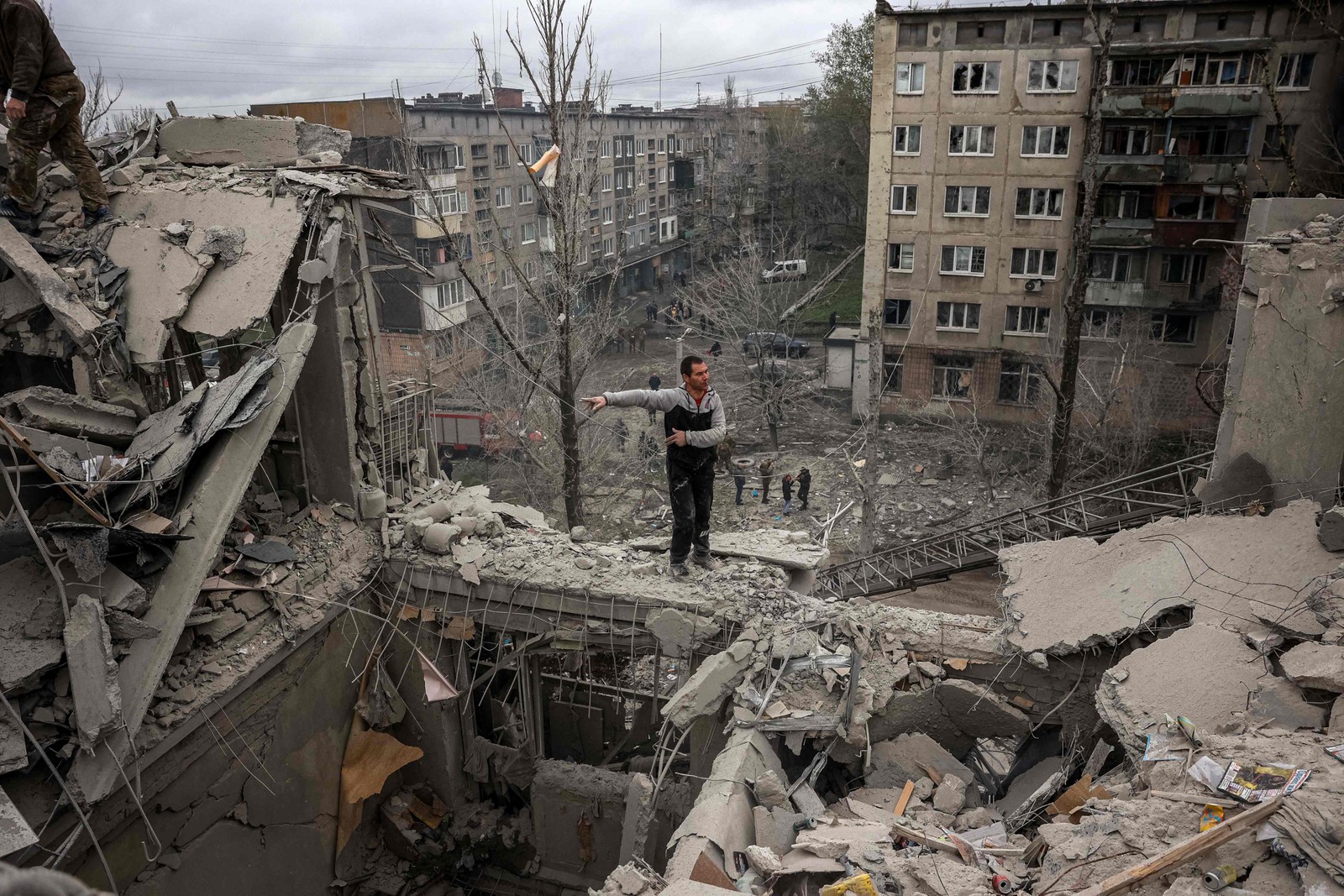 Autoridades haviam dito que cinco pessoas morreram, mas que possivelmente havia uma criança sob os escombros do prédio, um típico conjunto habitacional da era soviética — Foto: Anatolii Stepanov / AFP