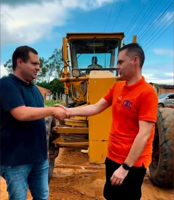 Renato e Joãozinho Pereira celebram obra em Atoleiro, Alagoas, com patrol do grupo Pereira