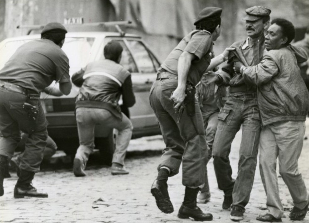 Policiais entrando no morro e moradores assustados, em 1987 — Foto: Ricardo Beliel/Agência O GLOBO
