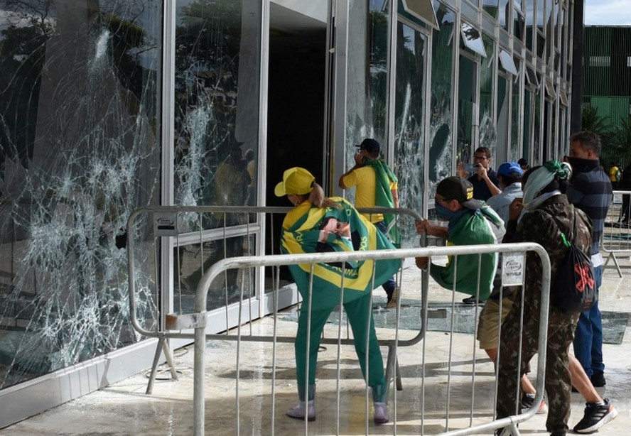 Bolsonaristas radicais quebram os vidros do Supremo Tribunal Federal