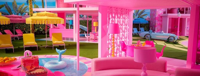 Casa da Barbie, criada pela designer Sarah Greenwood, é uma explosão de rosa — Foto: Divulgação