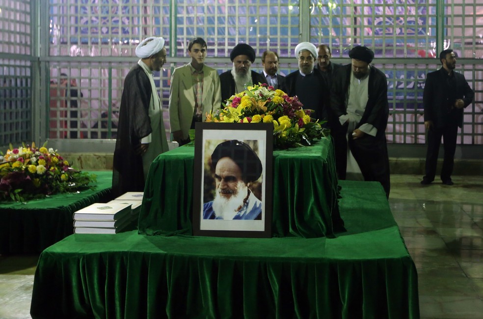 Presidente eleito do Irã, Hassan Rouhani (2º da E para D), em visita ao mausoléu do fundador da República Islâmica, nos arredores de Teerã — Foto: ATTA KENARE / AFP