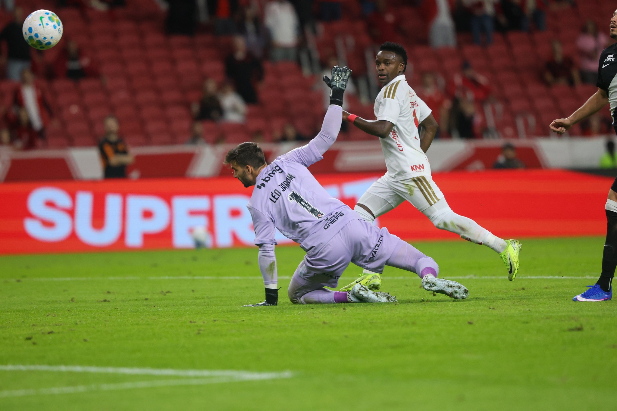 Presa fácil dos contra-ataques, Vasco leva atropelo do Internacional no Beira-Rio, pelo Brasileiro