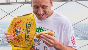 Recordista mundial de concurso de comer hot dogs é banido de competição
