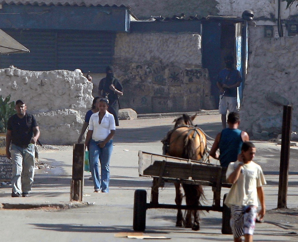 Operação policial com a Força Nacional no Complexo do Alemão, entrada da favela da Fazendinha. Traficantes armados na Rua Antônio Austragésilo (Foto tirada em 14/06/2007, no Rio de Janeiro) — Foto: Domingos Peixoto / Agência O Globo