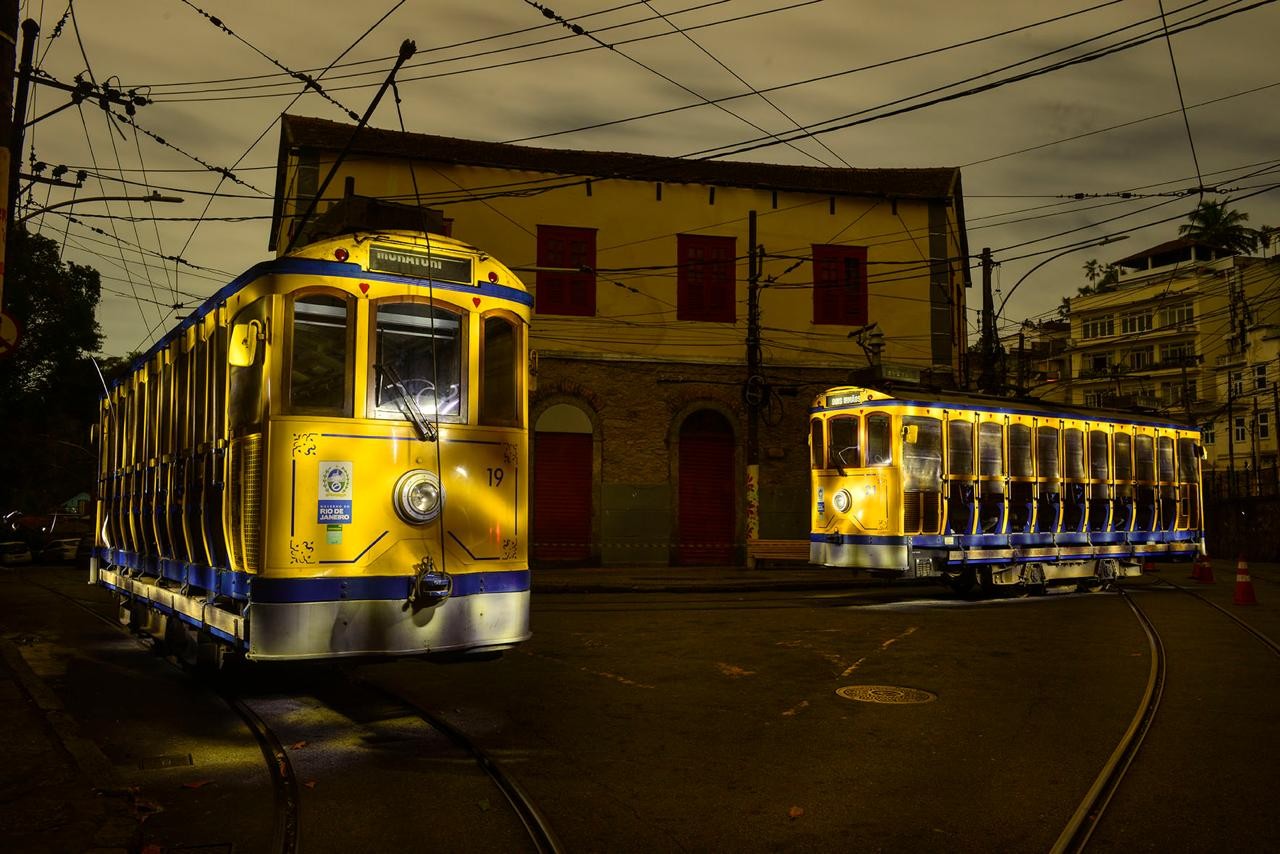 Arte na escuridão: em meio a blecaute em Santa Teresa, fotógrafo capura imagens mágicas dos bondes parados; veja vídeo - QTU Questões do Universo