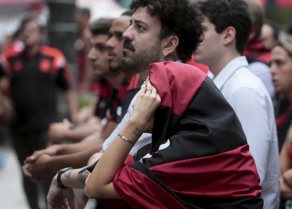 Torcedores do Flamengo acompanharam a final nas ruas do Rio — Foto: Marcelo Theobald