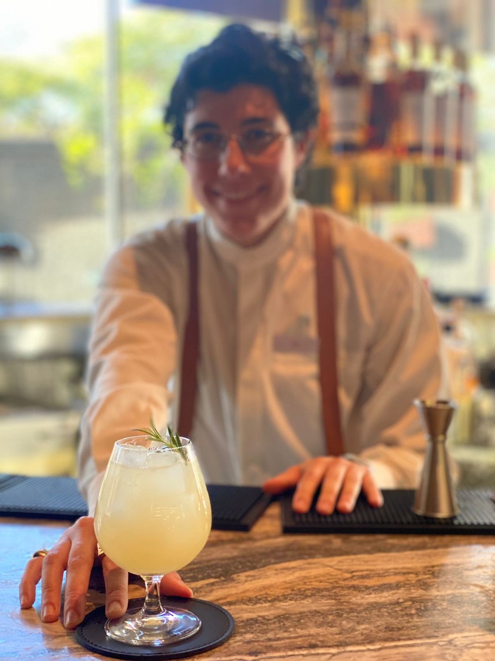 Gabriela Marques, uma das bartenders do Bar Caju — Foto: Bruno Calixto/Divulgação