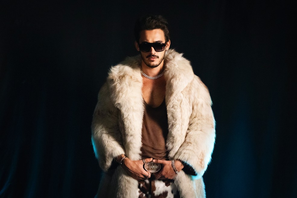 Felipe Bragança vive o cantor sertanejo João Raul em'Coração acelerado', da TV Globo — Foto: Manoella Mello/TV Globo