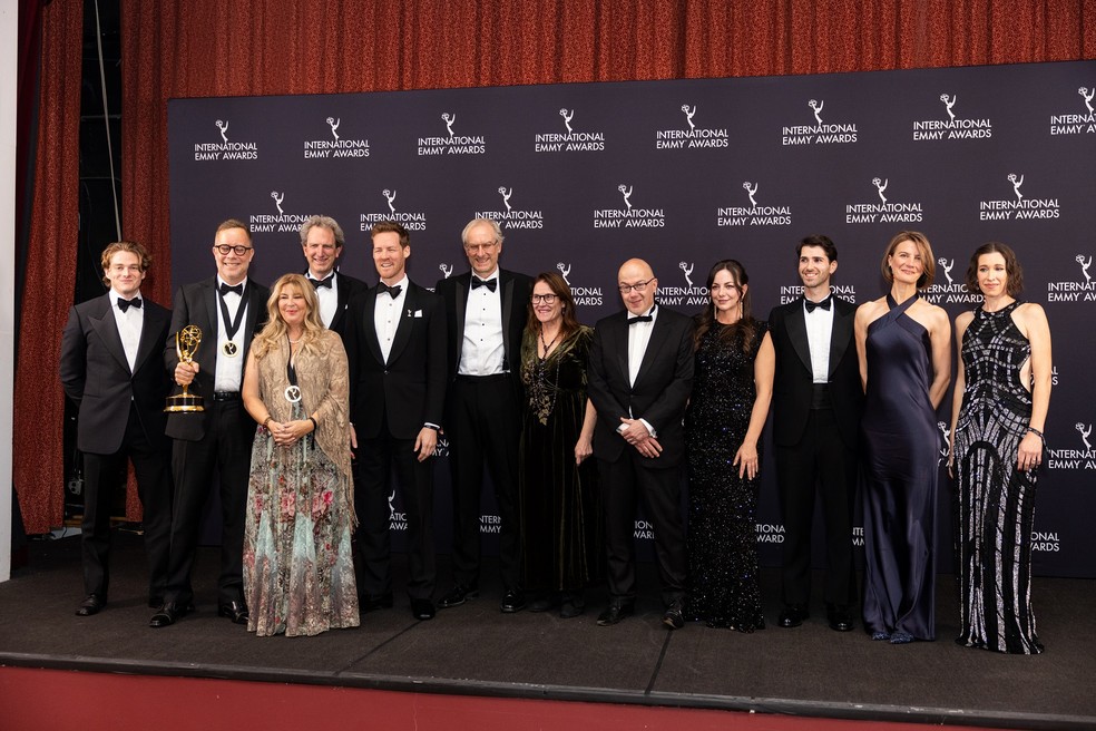 O diretor Matt Hastings e a equipe de 'Fallen – Luz e sombra', coprodução internacional da Globoplay, baseada na saga de Lauren Kate — Foto: Rodolfo Sanches