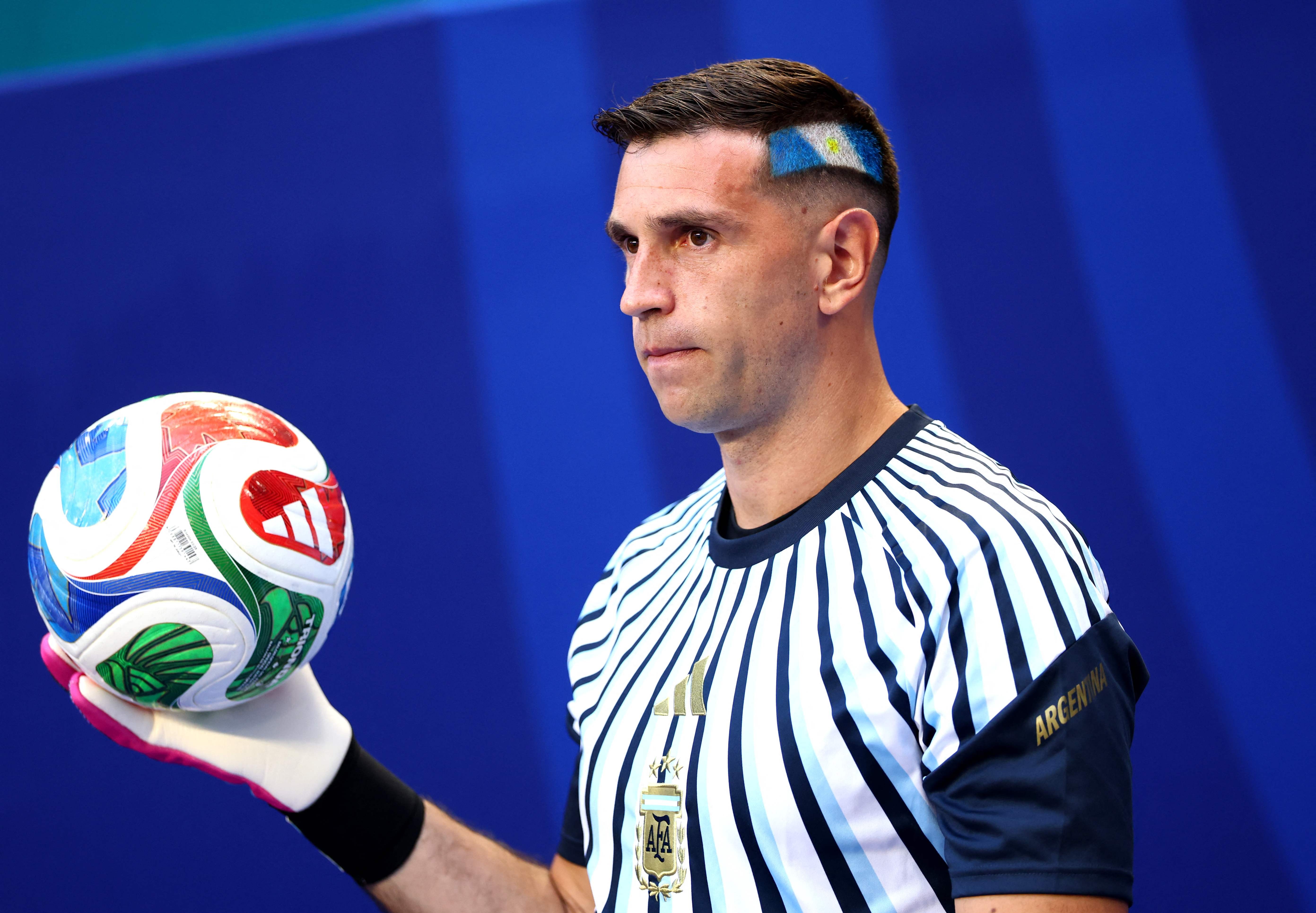 Dibu Martínez é oferecido ao Chelsea, que avalia a contratação do goleiro argentino - QTU Questões do Universo