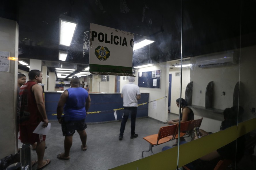 Na delegacia mais movimentada do Estado do Rio, fazer um registro de  ocorrência pode demorar até seis horas