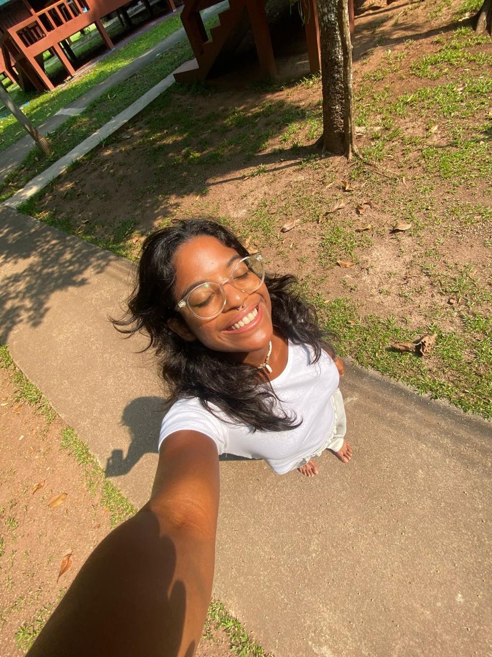 Juliana aproveita o sol na área verde do mosteiro budista na Tailândia, na viagem que estava fazendo com mochilão, antes de pegar a trilha do vulcão Rinjani, na Indonésia — Foto: Álbum de família