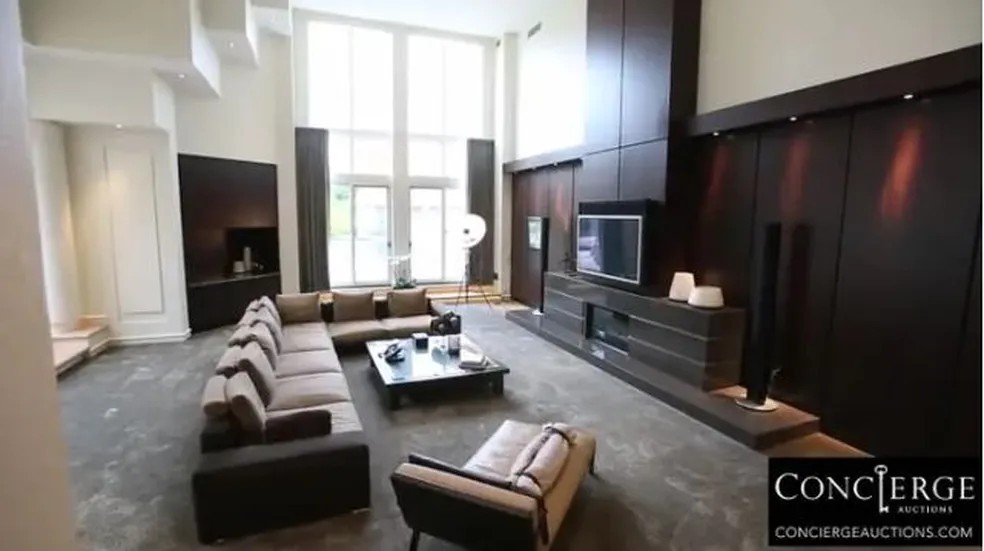 Sala de estar da mansão de Michael Jordan — Foto: Reprodução