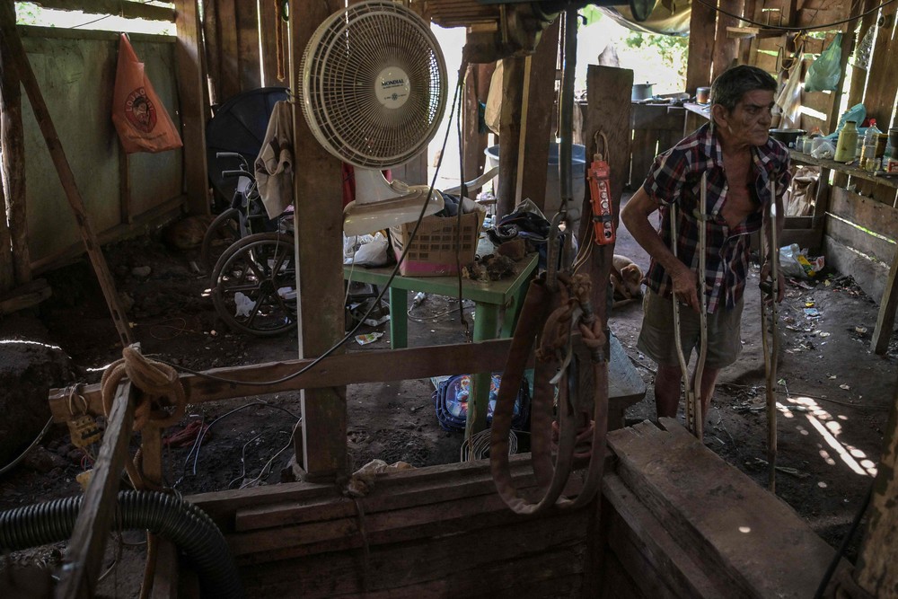 Francisco Osório: muletas não o impedem de seguir no garimpo em Serra Pelada — Foto: Nelson Almeida/AFP