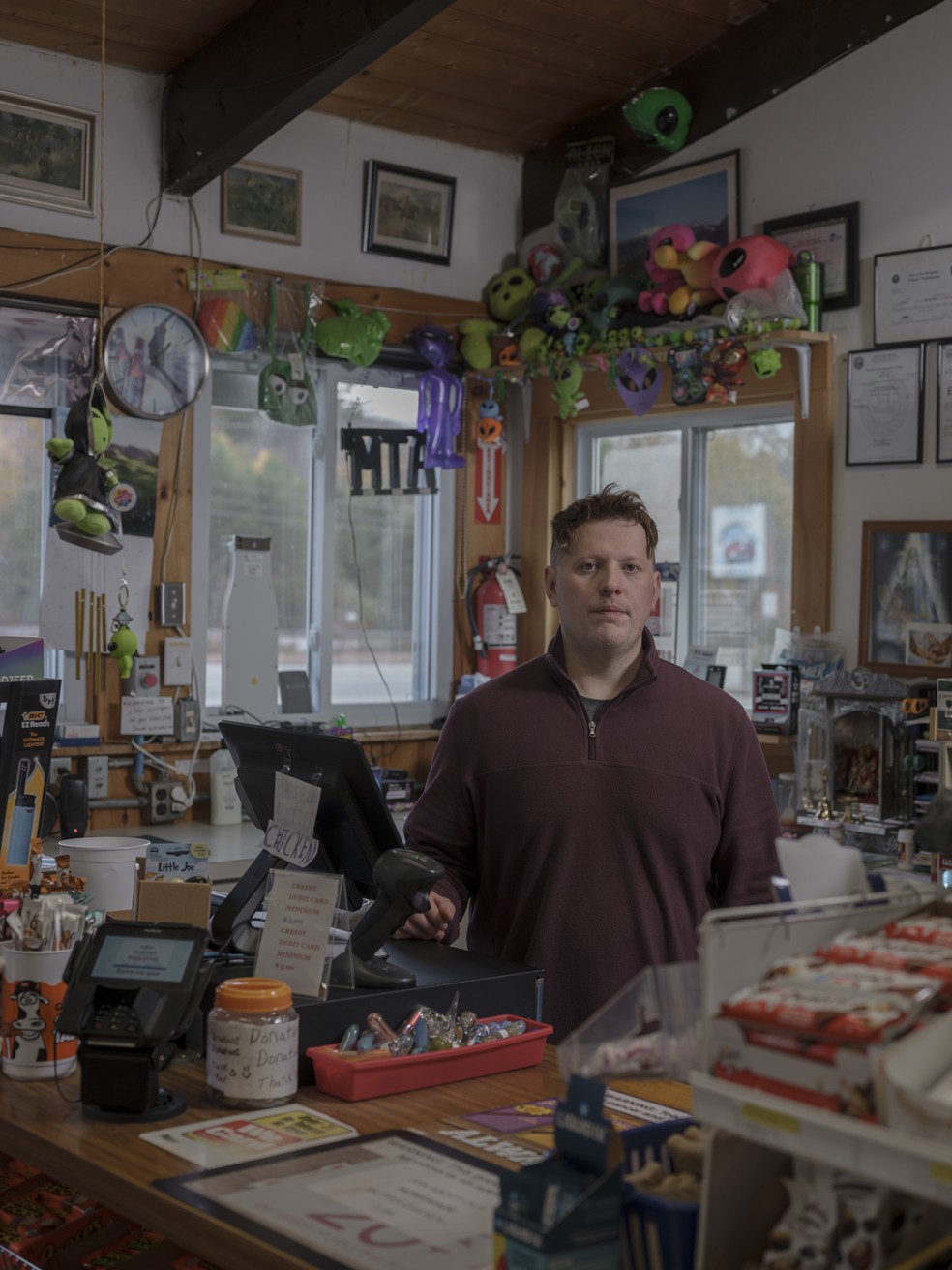 Tim Virge trabalha em um posto de gasolina em Lincoln, New Hampshire, vende lembrancinhas de temática aliegínea em Lincoln, cidade onde houve relato abdução de casal por OVNIs — Foto: John Tully/The New York Times