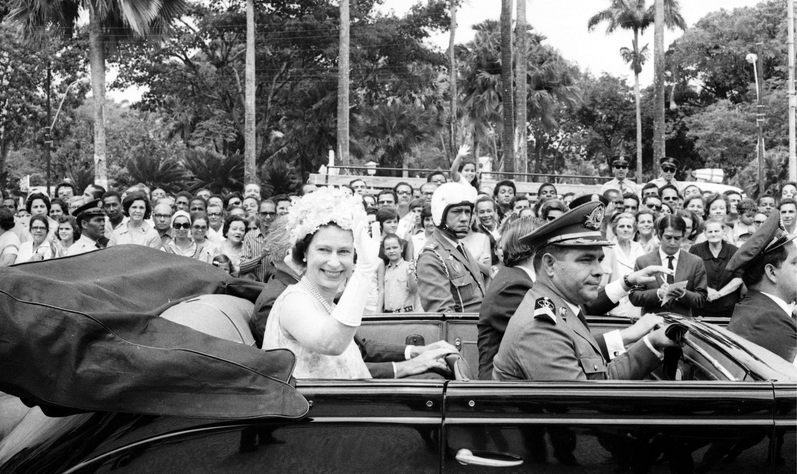 Rainha Elizabeth II acena em carro aberto em Salvador, em 1968 — Foto: Arquivo/Agência O GLOBO