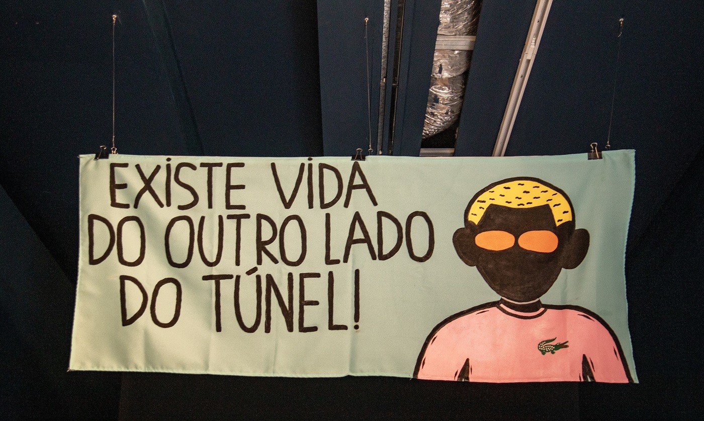 'Existe vida do outro lado do túnel' (2022), tinta sobre tecido de Guilherme Kid — Foto: Ana Branco