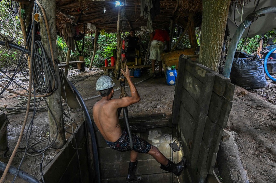 Um minerador trabalha em uma mina ilegal de cobre, em Canaã dos Carajás