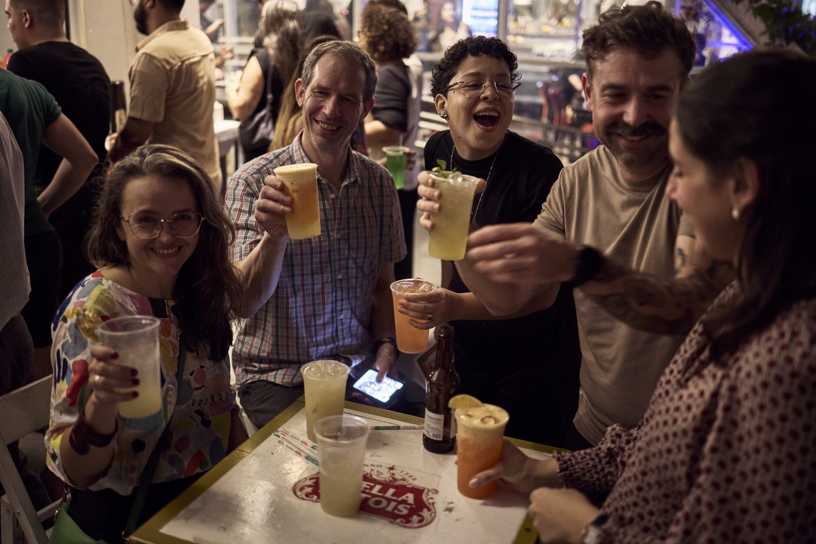 Catalina Jaime, Rita Cozma, Francisco Rene, John Harding e Mariana, provam coquetéis com sabores típicos da região Norte do Brasil — Foto: Marina Calderon