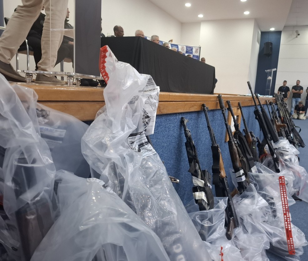 Fuzis apreendidos em megaoperação  no Complexo do Alemão e no Complexo da Penha — Foto: Marcos Nunes/Agência O GLOBO
