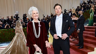 De vermelho e muito sorridente, Maye Musk, mãe do homem mais rico do mundo, mostrou-se mais uma vez muito elegante ao acompanhar Elon Musk ao Metropolitan Museum of ArtAFP/2-5-22