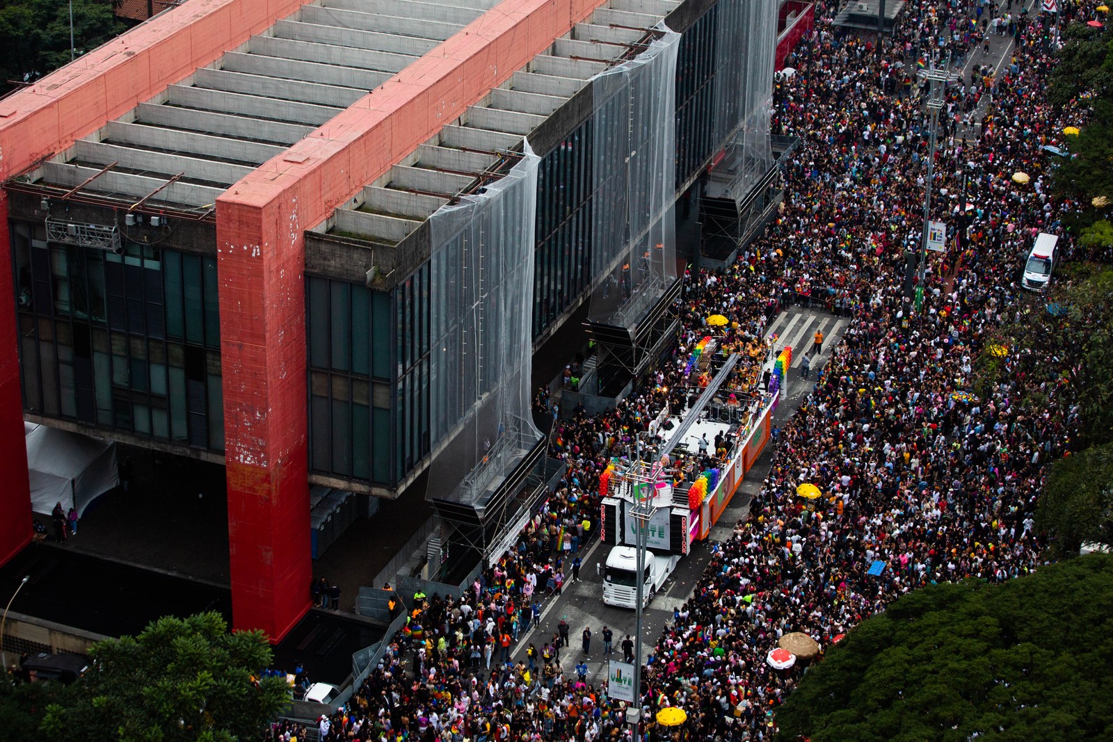 Parada do Orgulho LGBT+ lota Avenida Paulista neste domingo (19) — Foto: Maria Isabel Oliveira / Agência O Globo