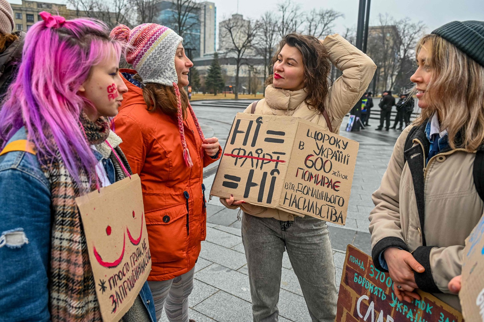 Ativistas ucranianas participam de uma manifestação para homenagear a experiência das mulheres durante uma guerra e para marcar o Dia Internacional da Mulher na Praça da Liberdade em Kharkiv em 8 de março de 2023, em meio à invasão russa da Ucrânia. Sergey Bobok / AFP